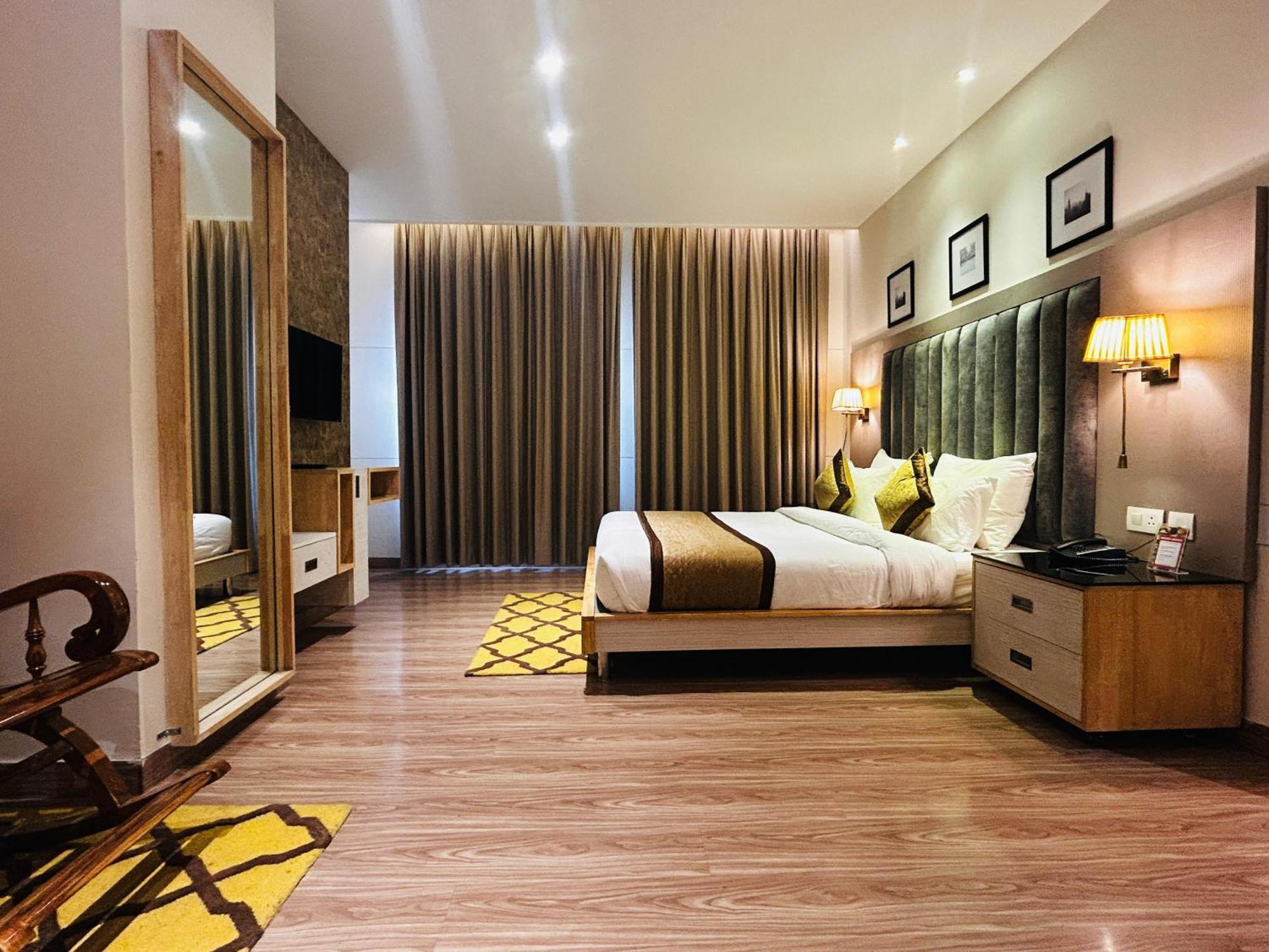 Hotel Sakura Gold Gurgaon Eksteriør billede