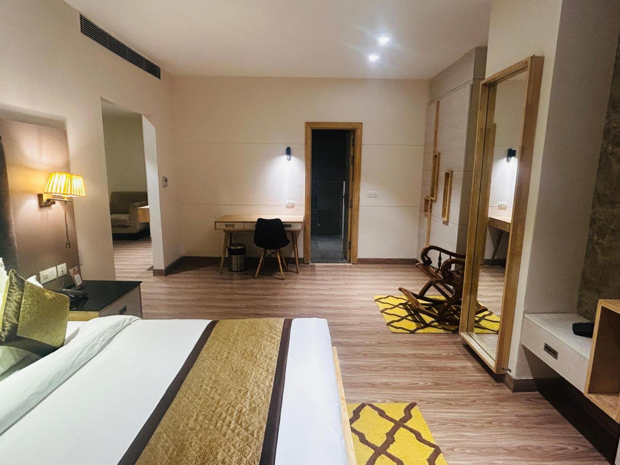 Hotel Sakura Gold Gurgaon Eksteriør billede